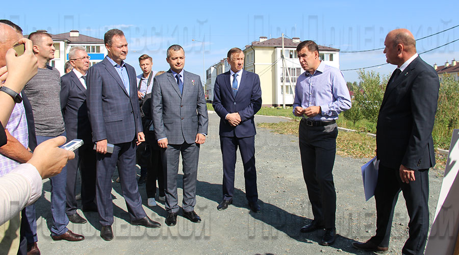 В 2021 году по вопросу строительства новой школы жители обратились к губернатору Евгению Куйвашеву во время его визита в Полевской и получили поддержку