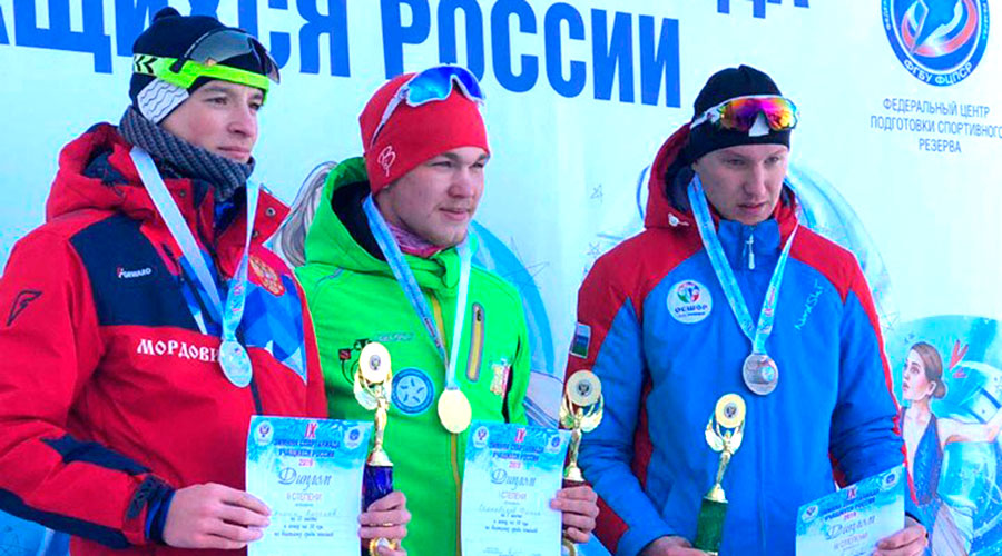 Данил Самохвалов победил в биатлонной гонке на 10 километров на всероссийской спартакиаде учащихся.
