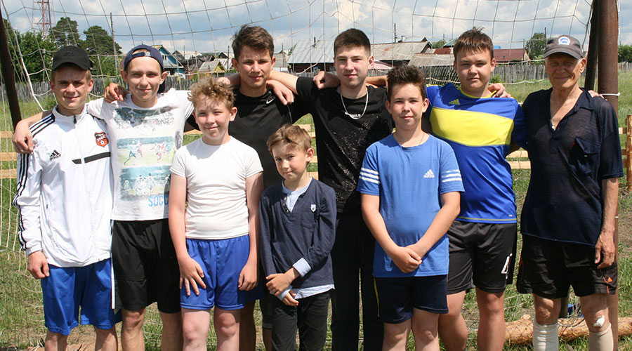 В полевском селе Полдневая мальчишки своими силами построили футбольный стадион