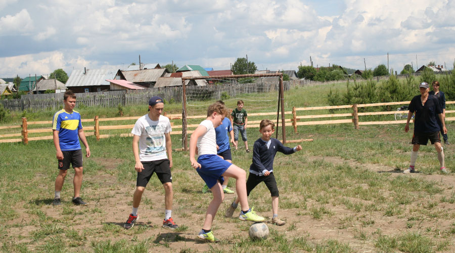 В полевском селе Полдневая мальчишки своими силами построили футбольный стадион