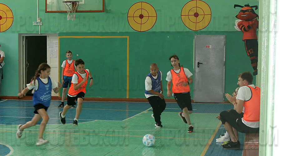 Игроки клуба «Урал» провели в полевской школе № 1 урок футбола