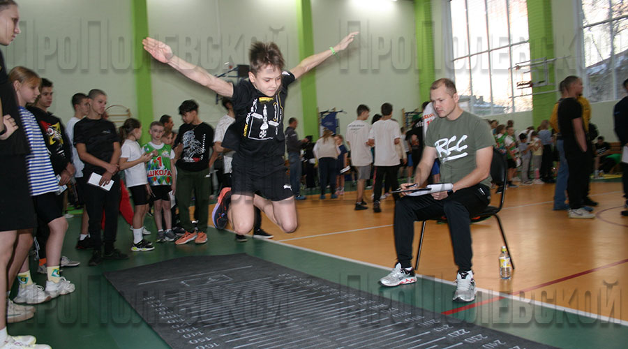 Тимофей Петров хорошо прыгнул в длину с места