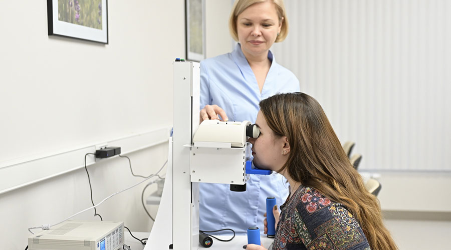 Евгений Куйвашев высоко оценил вклад в сбережение здоровья свердловчан новой поликлиники «Микрохирургии глаза»