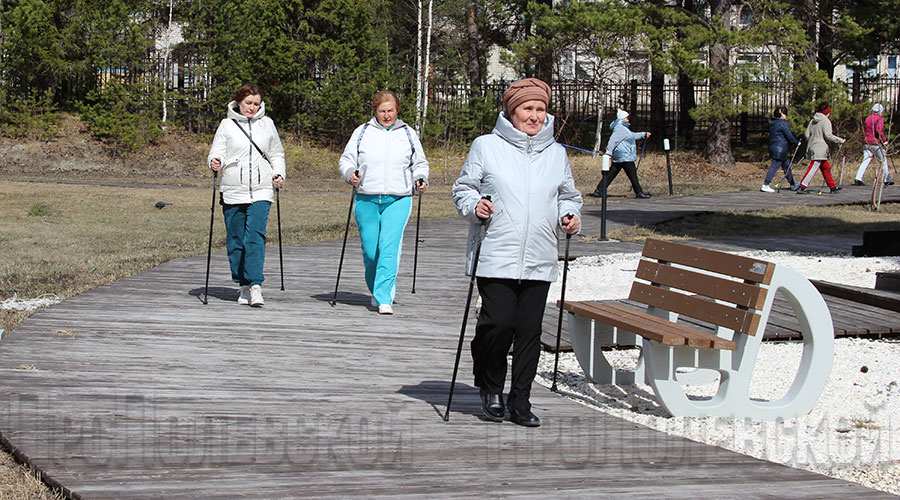 На территории санатория-пансионата «Вигор» гости поупражнялись в скандинавской ходьбе